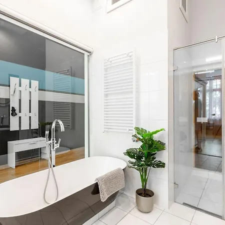 Luxurious & Spacious Downtown In Liszt Ferenc Square شقة بودابست