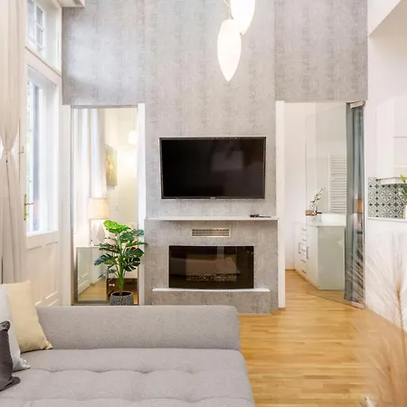 Luxurious & Spacious Downtown In Liszt Ferenc Square شقة