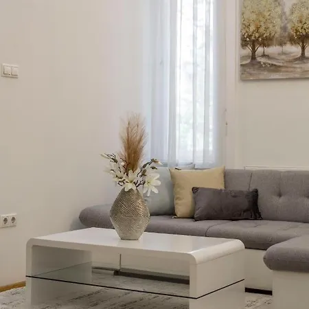 Luxurious & Spacious Downtown In Liszt Ferenc Square * بودابست