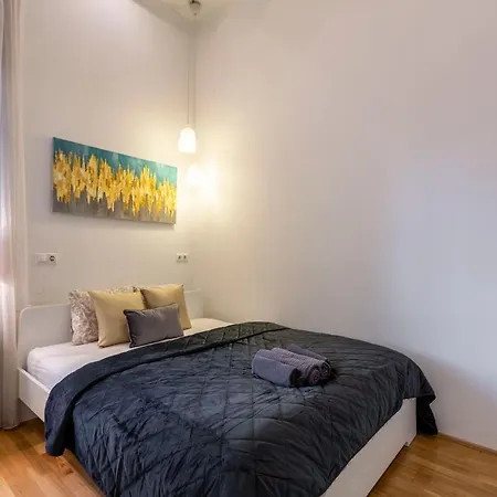 Luxurious & Spacious Downtown In Liszt Ferenc Square *