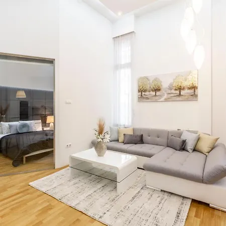 Luxurious & Spacious Downtown In Liszt Ferenc Square Appartamento Budapest